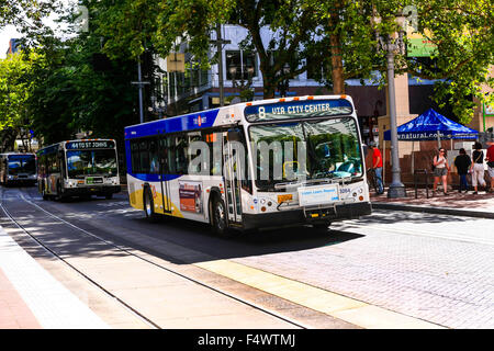 TriMet-Bus in der Innenstadt von Portland City, Oregon Stockfoto