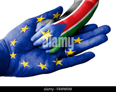 Flagge der Europäischen Union überlagert die Hand eines erwachsenen Mannes, die im Besitz einer Baby-Hand mit der Flagge des Südsudan überdruckt. Conceptua Stockfoto