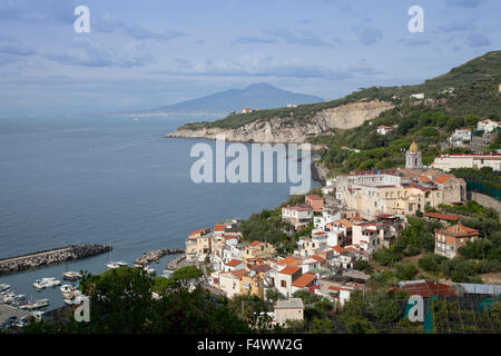 Blick über Massa Lubrense, Halbinsel von Sorrent mit dem Vesuv im Hintergrund, Neapel, Italien Stockfoto