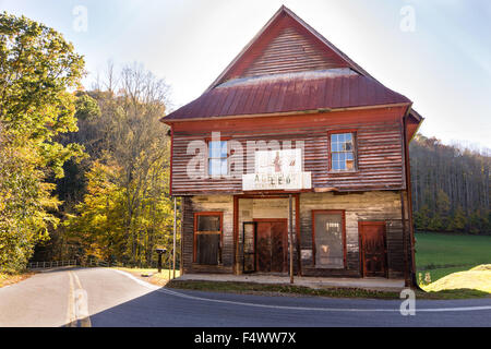 Eine alte verlassene Gebäude entlang der Quilt-Wanderwege in Preise Creek, Nord-Carolina Gemischtwarenladen. Quilt Wanderwege Ehre handgemachte quilt Designs der ländlichen Appalachian Region. Stockfoto