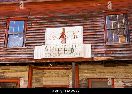Eine alte verlassene Gebäude entlang der Quilt-Wanderwege in Preise Creek, Nord-Carolina Gemischtwarenladen. Quilt Wanderwege Ehre handgemachte quilt Designs der ländlichen Appalachian Region. Stockfoto