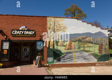 Ein Wandbild des Blue Ridge Parkway gemalt an der Seite eines Gebäudes in dem winzigen Dorf Burnsville, North Carolina. Burnsville ist zum Jahresbeginn die Quilt-Trail der handgefertigten ehrt quilt Designs der ländlichen Appalachian Region. Stockfoto