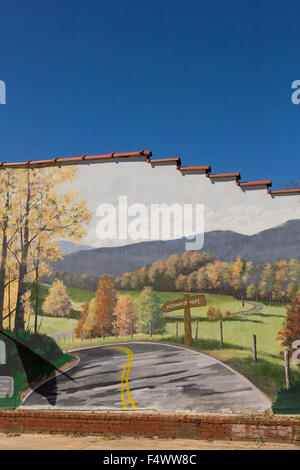 Ein Wandbild des Blue Ridge Parkway gemalt an der Seite eines Gebäudes in dem winzigen Dorf Burnsville, North Carolina. Burnsville ist zum Jahresbeginn die Quilt-Trail der handgefertigten ehrt quilt Designs der ländlichen Appalachian Region. Stockfoto