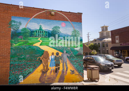 Ein Wandbild von der Zauberer von Oz gemalt an der Seite eines Gebäudes in dem kleinen Dorf von Burnsville, North Carolina. Burnsville ist zum Jahresbeginn die Quilt-Trail der handgefertigten ehrt quilt Designs der ländlichen Appalachian Region. Stockfoto