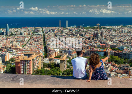 Touristen, die gerade der Skyline der Stadt, Barcelona, Katalonien, Spanien Stockfoto