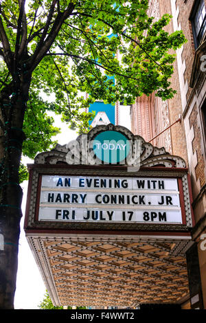 Billboard Zeichen Werbung Harry Connick Jr außerhalb der Arlene Schnitzer Concert Hall in Portland, Oregon Stockfoto
