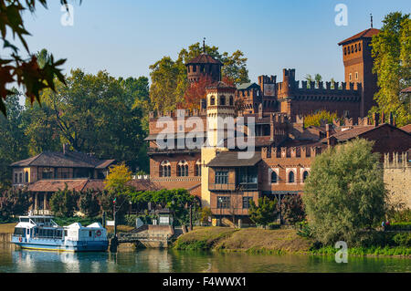 Italien Piemont Turin 23. Oktober 2015 Herbst im Valentino Park - mittelalterliches Dorf und Boot auf dem Fluss Po Credit: wirklich Easy Star/Alamy Live News Stockfoto