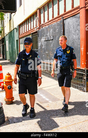 Zwei Polizisten patrouillieren in Chinatown in Portland, Oregon Stockfoto