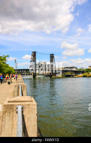 Die 1912 Stahlbrücke, ein Doppelstock-vertikal-Lift-Brücke über den Willamette River in Portland, Oregon Stockfoto