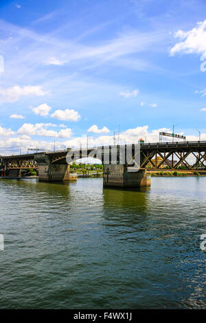 Der Burnside Bridge, eine 1926-Klappbrücke, die den Willamette in Portland, Oregon River Stockfoto