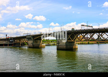 Der Burnside Bridge, eine 1926-Klappbrücke, die den Willamette in Portland, Oregon River Stockfoto