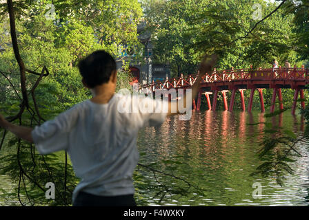 Frühsport auf der The Huc Brücke nach Ngoc Son Tempel (Jade Mountain) in Hoan Kiem. Hanoi Old Quarter. Huc Brücke nach Ngoc Son Tempel, Jade Mountain Tempel, Hoan-Kiem-See, Hanoi, Nordvietnam, Vietnam, Südostasien, Asien Stockfoto