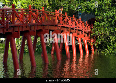 Die Huc Brücke führt Ngoc Son Tempel (Jade Mountain) in Hoan Kiem. Hanoi Old Quarter. Huc Brücke nach Ngoc Son Tempel, Jade Mountain Tempel, Hoan-Kiem-See, Hanoi, Nordvietnam, Vietnam, Südostasien, Asien Stockfoto