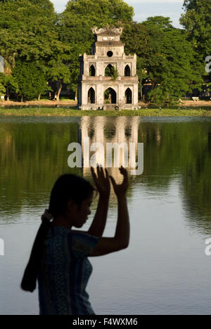 Thap Rua Tempel oder Tortoise Tower Hoan Kiem See Hanoi Vietnam. Dabei Frühsport am Hoan Kiem neben Thap Rua (Schildkröte-Turm). Hanoi Old Quarter. Thai-Chi. Stockfoto