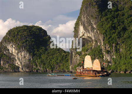 Chinesische Dschunke, Halong Bay touristischen Boot Tour, Vietnam. Junk-Mail, Boot segeln unter Karst Kalkbergen im Cat Ba Nationalpark, Ha long, Halong Bay, Ha long, Halong Bucht, Vietnam, Stockfoto