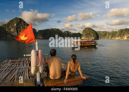 Romantisches Paar innerhalb einer chinesischen Dschunke, Halong Bay touristischen Bootstour, Vietnam. Junk-Mail, Boot segeln unter Karst Kalkbergen im Cat Ba Nationalpark, Ha long, Halong Bay, Ha long, Halong Bucht, Vietnam. Stockfoto