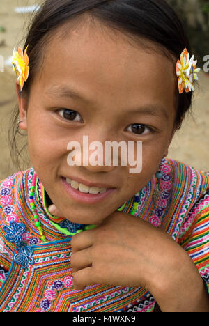 Markt von Bac Ha. Hmong Blumenmädchen in traditioneller Tracht auf Wochenmarkt, Sapa, Vietnam. Junge Frauen aus der Flower Hmong ethnische Minderheit am Sonntag Morgen Bac Ha Markt in Bac Ha, Vietnam. Stockfoto