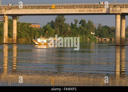 Drachen Boot Cuise am Fluss Huong (Parfümfluss). Vietnam. Drachenkopf und Ausflugsschiff, Song Huong oder Huong Giang oder Parfüm-Fluss in der Nähe von Hue, Nord-Vietnam, Vietnam, Südostasien. Stockfoto