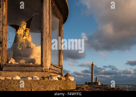 Fischers Schrein vor dem Leuchtturm Phare de Gatteville / Pointe de Barfleur Licht bei Sonnenuntergang, Normandie, Frankreich Stockfoto