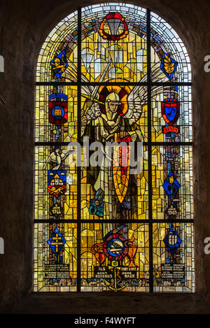 Glasfenster in der Sainte-Mère-Église Kirche von St. Michael und die Insignien der verschiedenen Alliierten Militäreinheiten Stockfoto