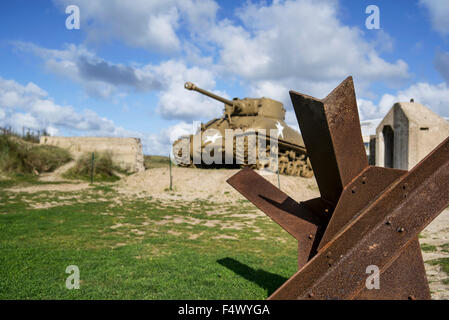 Tschechische Igel und M4 Sherman-Panzer, Musée du Débarquement Utah Beach, zweiten Weltkrieg Museum in Sainte-Marie-du-Mont, Normandie Stockfoto