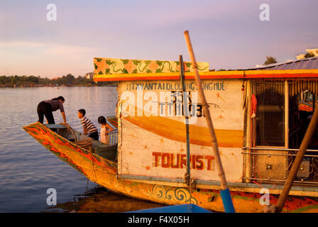 Drachen Boot Cuise am Fluss Huong (Parfümfluss). Vietnam. Drachenkopf und Ausflugsschiff, Song Huong oder Huong Giang oder Parfüm-Fluss in der Nähe von Hue, Nord-Vietnam, Vietnam, Südostasien. Stockfoto