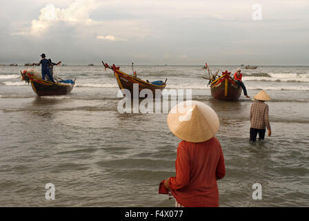 Lady wartet auf die Landung des Fangs, Fischerdorf Mui Ne, Bình Thuận Provinz, Vietnam Stockfoto