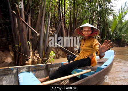 Frau auf einem Ruderboot am Mekong River, in der Nähe von My Tho Dorf, Vietnam. Bao Dinh Kanal, Mekong-Delta.  Frau in konische nicht Hut Stockfoto