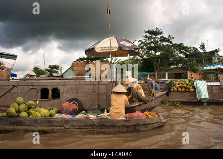 Phong Dien schwimmenden Markt. Mekong-Delta, Vietnam. Der schwimmende Markt von Phong Dien am Fluss Hua in der Mekong-Delta in Vietnam. Stockfoto