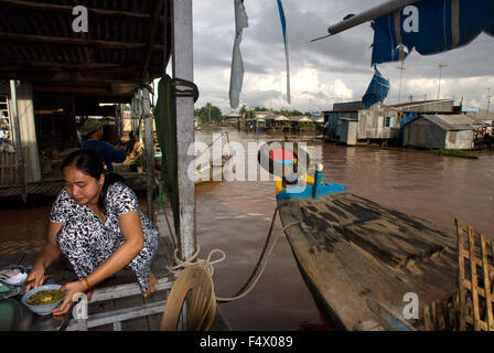 Häuser von der Fischzucht. Phong Dien, Mekong Delta, Vietnam. Schwimmenden Fischfarm in den Mekong-Fluss, Can Tho, Mekong-Delta, Vietnam, Südostasien Stockfoto