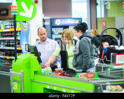 Innere des ASDA Supermarkt in Yorkshire, England Stockfoto