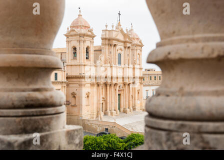Die barocke Kathedrale von Noto (der UNESCO in Sizilien), durch zwei Spalten gesehen Stockfoto