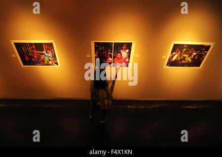 Fotografien von Shamow'el Rama Surya in journalistischen Foto Galerie Antara mit 21 Fotos mit dem Thema "A Certain Grace" auf die Frage der Kinder im Arfak Gebirge, West-Papua die Besucher zu beobachten. (Foto von Azwar / Pacific Press) Stockfoto