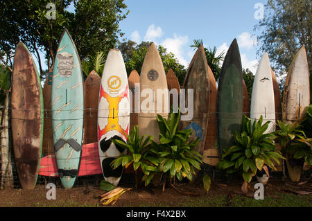 Surfbretter Dekoration in einem Garten. Huelo. Hawaii. Huelo ist eine kleine Gemeinde liegt an der Straße nach Hana (Hana Highway). Es ich Stockfoto