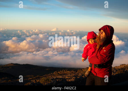 Mutter Wirh ihrer Tochter im Haleakala National Park. Ansichten aus der Sicht des Leleiwi. Maui. Hawaii. Asiatische Touristen genießen se Stockfoto