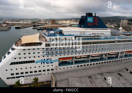 Kreuzfahrtschiff vor Anker im Hafen von Honolulu. O' ahu. Hawaii. Stolz von Aloha. Bootstouren rund um Hawaii geben den Besuchern die Chance t Stockfoto