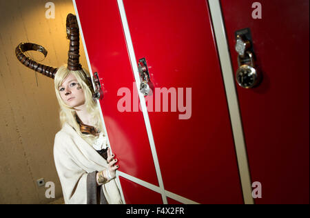 Berlin, Deutschland. 23. Oktober 2015. Ein Besucher der 8. Mega Manga ist als eine Scheinwelt, in Berlin, Deutschland, 23. Oktober 2015 verkleidet. Foto: Jörg CARSTENSEN/DPA/Alamy Live-Nachrichten Stockfoto