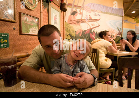 Vater mit ihrer Tochter in Cheeseburger im Paradies Restaurant. Waikiki. Hawaii. USA. Cheeseburger im Paradies ist eine lässige dini Stockfoto