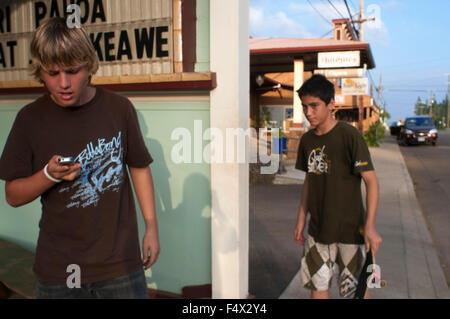 Skater in Hawi. Hawi ist die nördlichste Stadt. Holzhäuser in kräftigen Farben gemalt verwandeln Sie in eine Atmosphäre der se Stockfoto