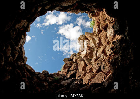 Abbasanta, Sardinien, Italien, 10/2015. Innenansicht des alten Turmes Nuraghe Losa, alle hergestellt aus Steinen. Stockfoto