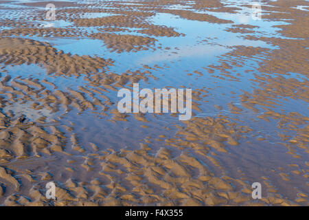 Wellige Sand und Meer Wasser am Strand bei Ebbe Stockfoto