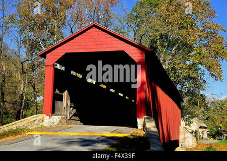 Goodville, Pennsylvania: Einzelne Überspannung, Doppelbogen Burr truss 1859 Pool Forge Covered Bridge über den Conestoga-Fluss Stockfoto