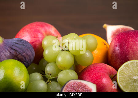 Sortiment Früchte auf Holztisch Stockfoto