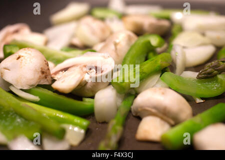 Wok gebratene Champignons, Paprika und Spargel Spears einrühren Stockfoto