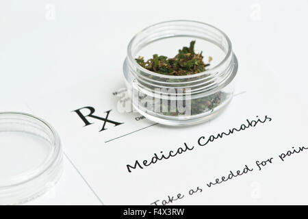 Medizinisches Marihuana Rezept mit Behälter und Deckel. Dokument, Label sind frei erfunden. Stockfoto