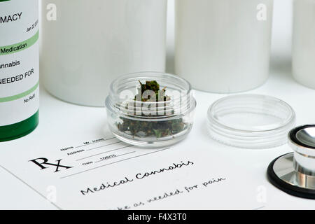 Medizinisches Marihuana Rezept mit Flasche und Stethoskop. Dokument, Label sind frei erfunden. Stockfoto