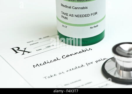 Medizinisches Marihuana Rezept mit Flasche und Stethoskop. Dokument, Label sind frei erfunden. Stockfoto