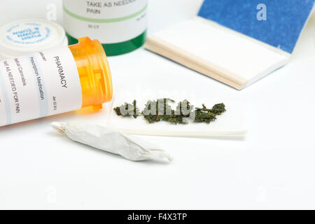 Medizinisches Marihuana Rezept mit Verschreibung Flasche, Container und Papier. Stockfoto