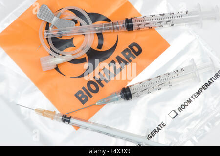 Biohazard waste Bag mit gebrauchten Spritzen und Nadeln, IV. Stockfoto