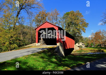 Goodville, Pennsylvania: Einzelne Überspannung, Doppelbogen Burr truss 1859 Pool Forge Covered Bridge über den Conestoga-Fluss Stockfoto